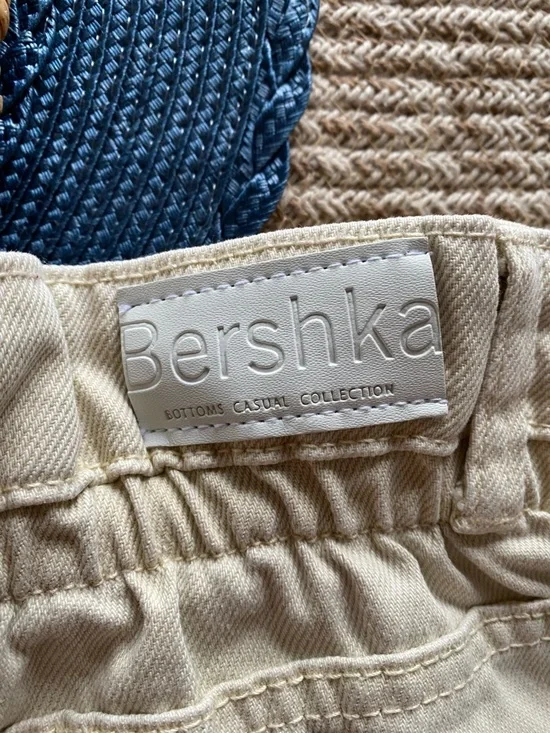 BERSHKA High-Rise Paper Bag Crop Jeans in Cream - Women! 🐚 - Picture 12 of 16